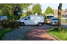 Fietser gewond na aanrijding met bestelbus