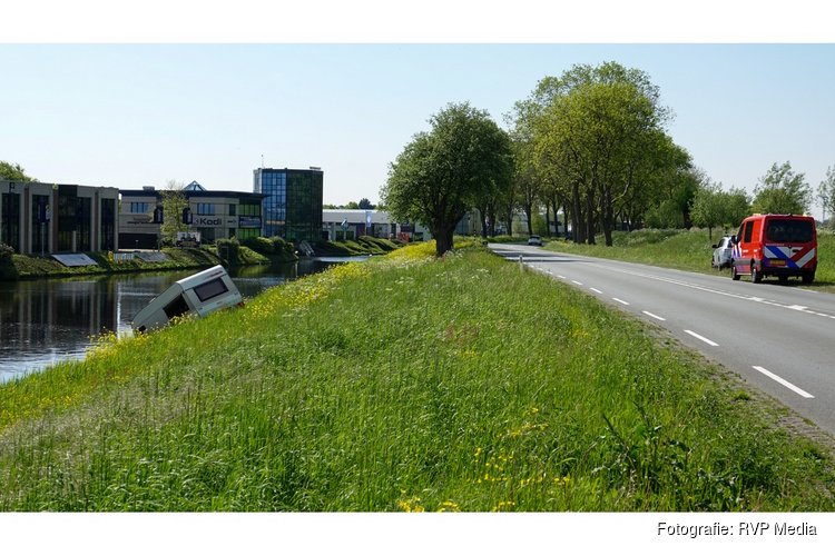 Auto verliest caravan op N242 en belandt in het water