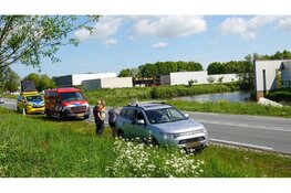 Auto verliest caravan op N242 en belandt in het water