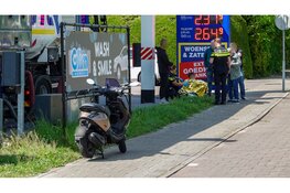 Scooterrijder gewond na botsing met auto in Heerhugowaard, veel schade