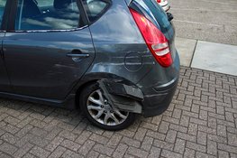 Automobilist rijdt door na ongeval in Heerhugowaard