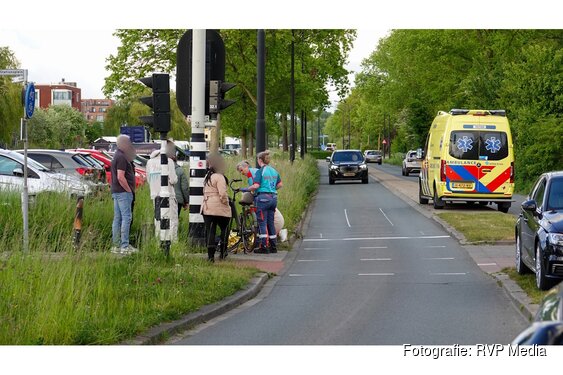 Fietsster ten val na aanrijding met auto op oversteekpunt Heerhugowaard