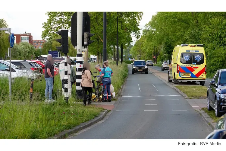 Fietsster ten val na aanrijding met auto op oversteekpunt Heerhugowaard