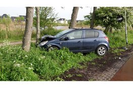 Auto tegen boom in Sint Pancras, bestuurder niet aangetroffen