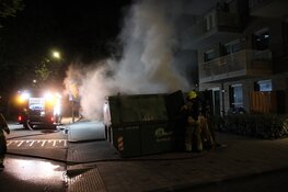 Appartementencomplex onder rook door forse containerbrand in Heerhugowaard