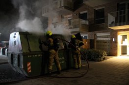 Appartementencomplex onder rook door forse containerbrand in Heerhugowaard