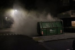 Appartementencomplex onder rook door forse containerbrand in Heerhugowaard