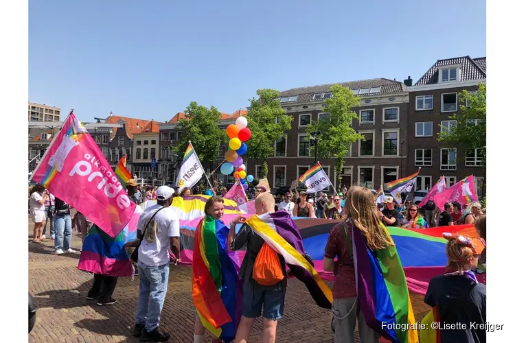 Regenboogkleuren voeren de boventoon bij zonovergoten Pride Walk