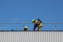 Brand op dak van bouwbedrijf groots opgeschaald in Langedijk