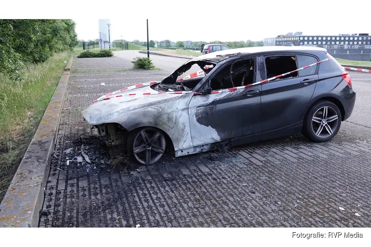 Auto door brand verwoest langs Strand van Luna
