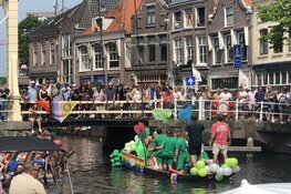 Grachtenparade kleurrijk hoogtepunt van Alkmaar Pride 2026