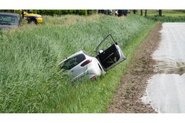 Auto belandt in sloot langs Donkereweg in Heerhugowaard