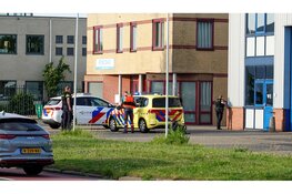 Zwaargewonden na melding van steekincident aan Coulombstraat in Heerhugowaard, politie houdt pand onder schot