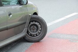 Auto eindigt met afgebroken wiel op rotonde in Noord-Scharwoude