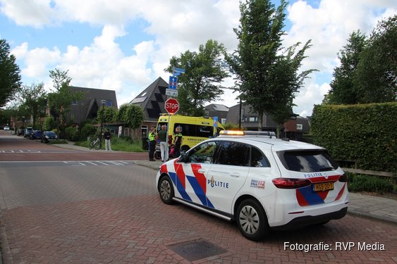 Twee vrouwen lichtgewond na botsing op Middenweg