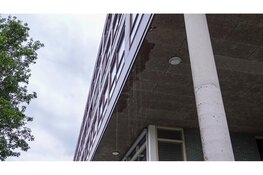 Wateroverlast door verstopt toilet in Heerhugowaard, brandweer slaat raam stuk om pand te betreden