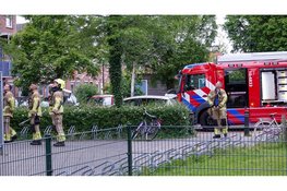 Wateroverlast door verstopt toilet in Heerhugowaard, brandweer slaat raam stuk om pand te betreden