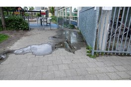 Wateroverlast door verstopt toilet in Heerhugowaard, brandweer slaat raam stuk om pand te betreden