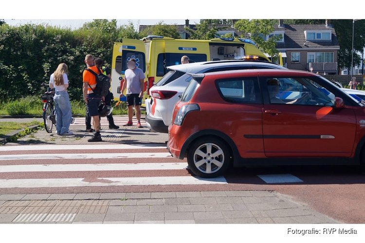 Oudere vrouw zwaargewond na aanrijding op rotonde