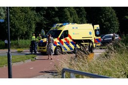 Oudere vrouw zwaargewond na aanrijding op rotonde