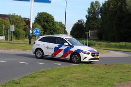 Oudere vrouw zwaargewond na aanrijding op rotonde
