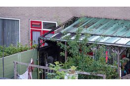 Bewoners blussen brand in overkapping van woning in Heerhugowaard