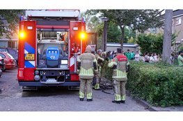Bewoners blussen brand in overkapping van woning in Heerhugowaard