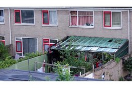 Bewoners blussen brand in overkapping van woning in Heerhugowaard