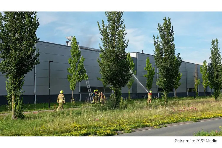 Grote brand bij kunststof productiebedrijf in Heerhugowaard, N194 afgesloten