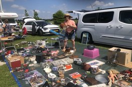 Van zolderopruiming tot verzamelobject op de kofferbakmarkt Strand van Luna