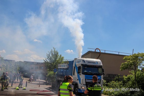 Motor van pompinstallatie van vrachtwagen vliegt in brand in Heerhugowaard
