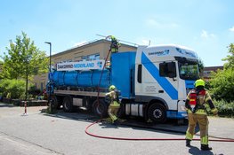Motor van pompinstallatie van vrachtwagen vliegt in brand in Heerhugowaard