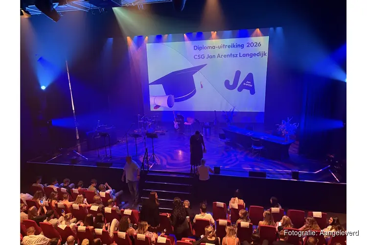 Leerlingen Jan Arentsz Langedijk nemen diploma in ontvangst