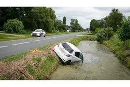 Auto rolt het water in op Jan Glijnisweg in Heerhugowaard