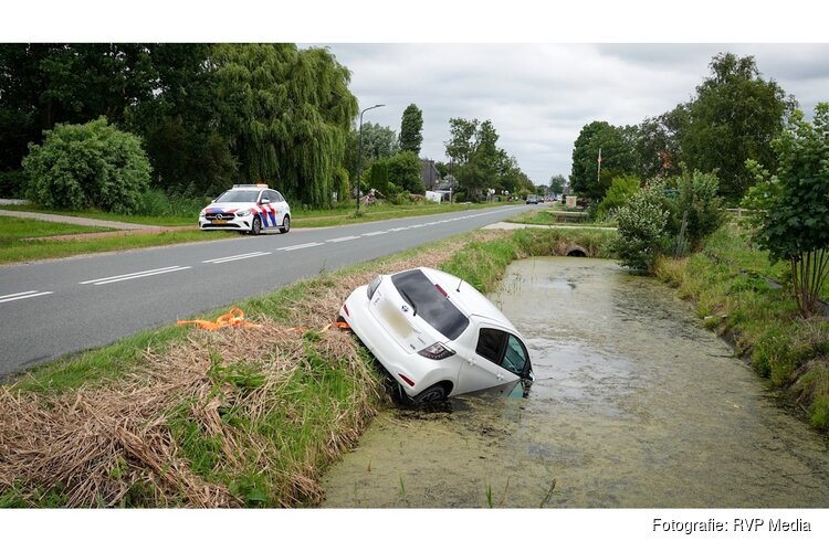 Auto rolt het water in op Jan Glijnisweg in Heerhugowaard