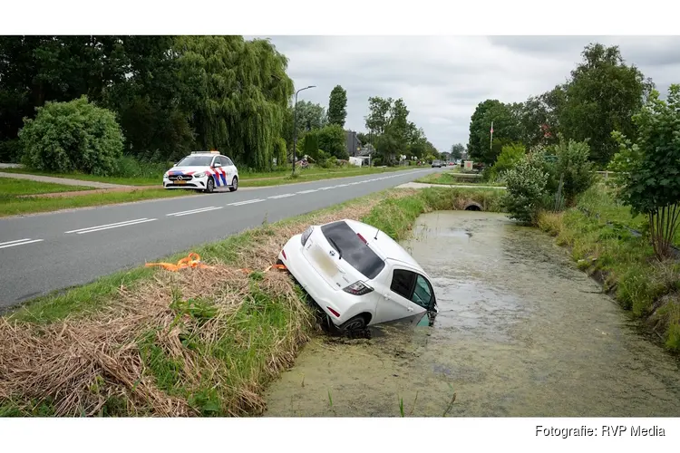 Automobilist verliest macht over het stuur en belandt in sloot Heerhugowaard