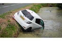 Automobilist verliest macht over het stuur en belandt in sloot Heerhugowaard