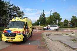 Scooterrijder aangereden door auto op rotonde in Heerhugowaard