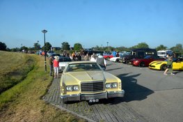 Night Cruise Heerhugowaard: Gelijkgestemden treffen elkaar bij car-meeting Strand van Luna