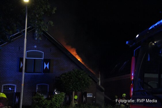 Uitslaande brand in historisch pand met huisartsenpost in Zuid-Scharwoude