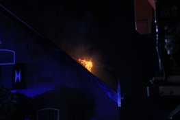 Uitslaande brand in historisch pand met huisartsenpost in Zuid-Scharwoude