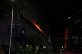Uitslaande brand in historisch pand met huisartsenpost in Zuid-Scharwoude