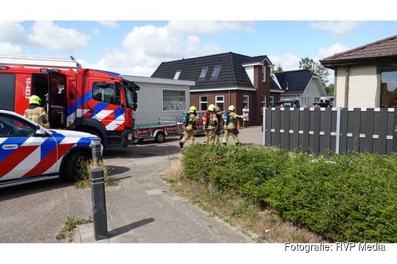 Brandweer blust brand bij woonwagen in Heerhugowaard