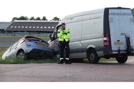 Auto bijna te water bij ongeval in Oterleek, veel schade