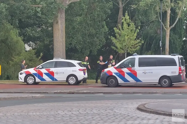 Verwarde man zorgt voor overlast langs drukke weg en wordt aangehouden