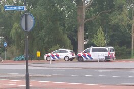 Verwarde man zorgt voor overlast langs drukke weg en wordt aangehouden