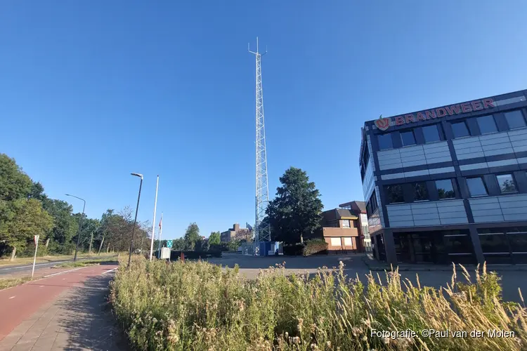Nieuwe 52 meter hoge C2000-zendmast geplaatst bij politiebureau Heerhugowaard