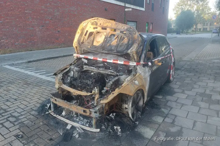 Auto door brand verwoest aan Olmenlaan in Heerhugowaard