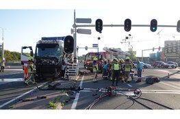 Vrachtwagenchauffeur zwaargewond uit truck bevrijdt na ongeval in Heerhugowaard