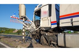 Vrachtwagenchauffeur zwaargewond uit truck bevrijdt na ongeval in Heerhugowaard